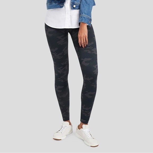 NWT Spanx Look At Me Now Seamless Leggings Black Camo Athleisure Size Small - Picture 1 of 13